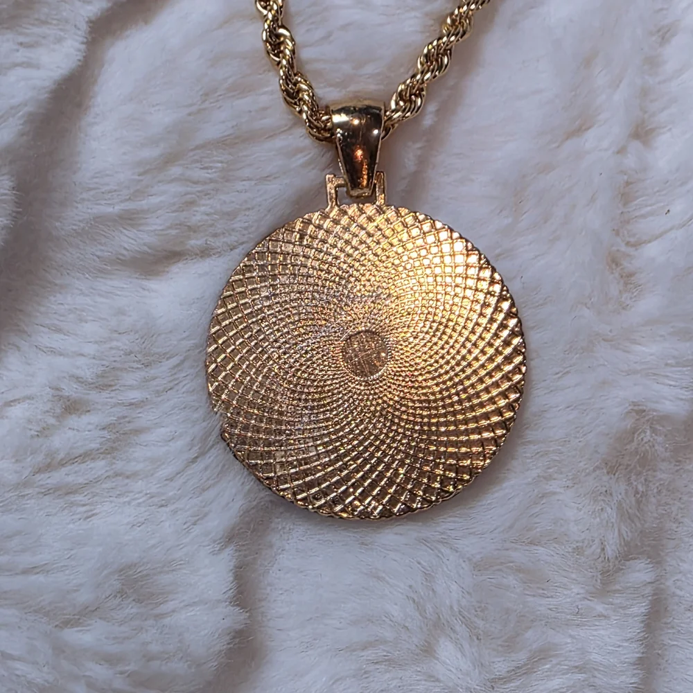 Gold and Black Pendant Necklace - Picture 4 of 4